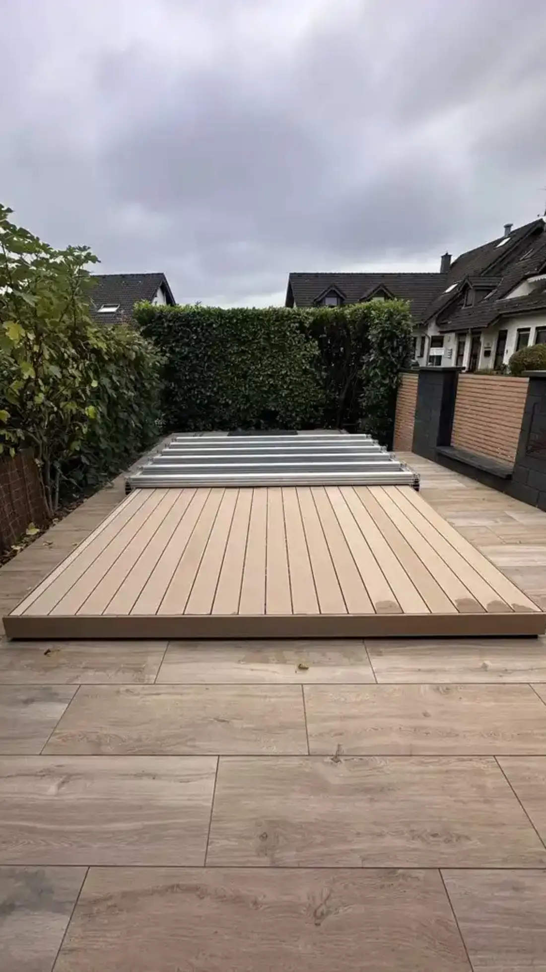 Schiebbares Pooldeck aus hellen Dielen auf einer Terrasse