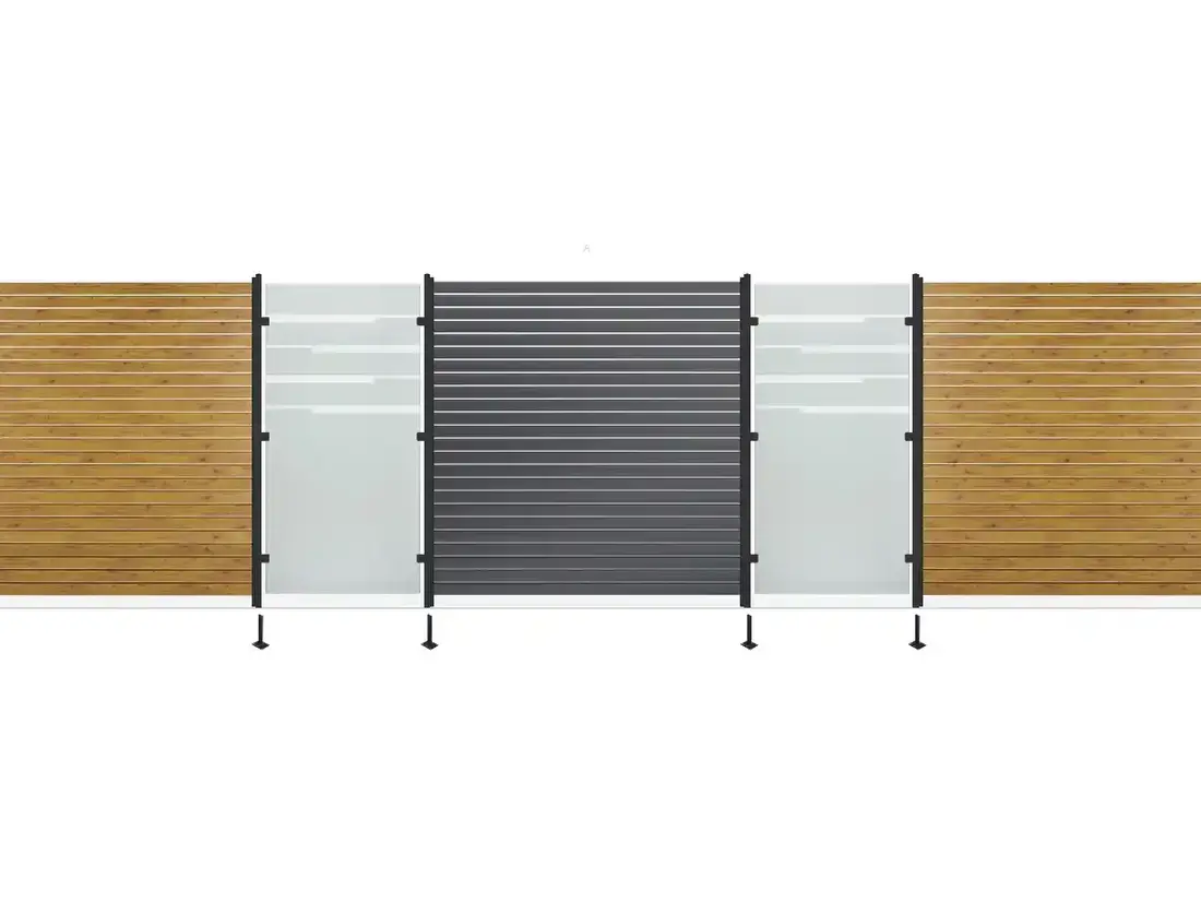 Zaunkonfiguration mit drei Feldtypen: helles Milchglas, dunkles Aluminium-Lamellenfeld und Holzoptik, zwischen dunklen Pfosten.