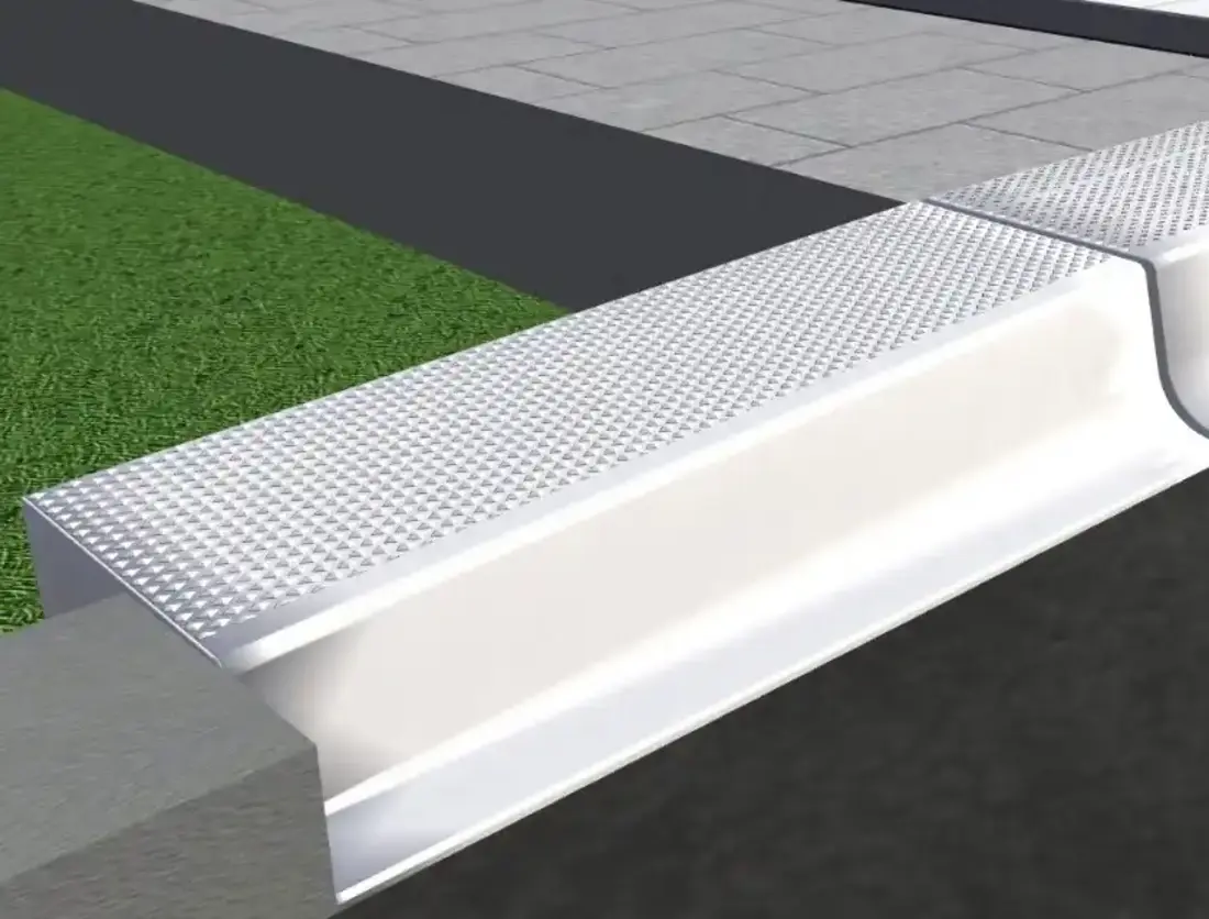Detailansicht einer Straßenbordsteinrampe mit rutschhemmender Auflage zwischen Gehweg und Asphaltfläche wie auch Grünstreifen