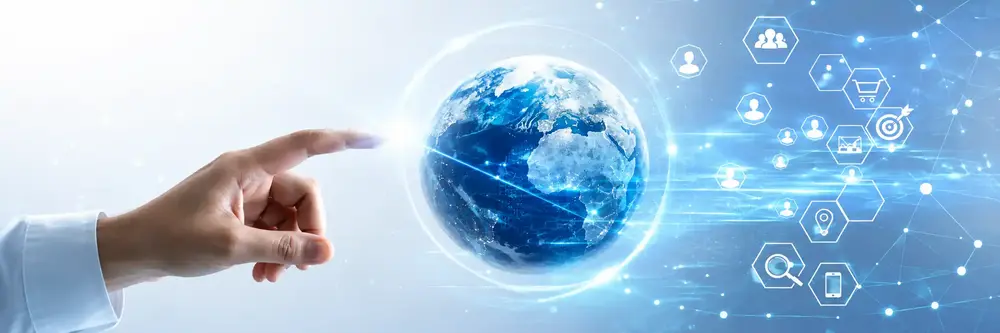 Hand berührt digitalen Globus mit vernetzten Icons für Kunden, Standorte und Marketing – Sinnbild für globale Vernetzung