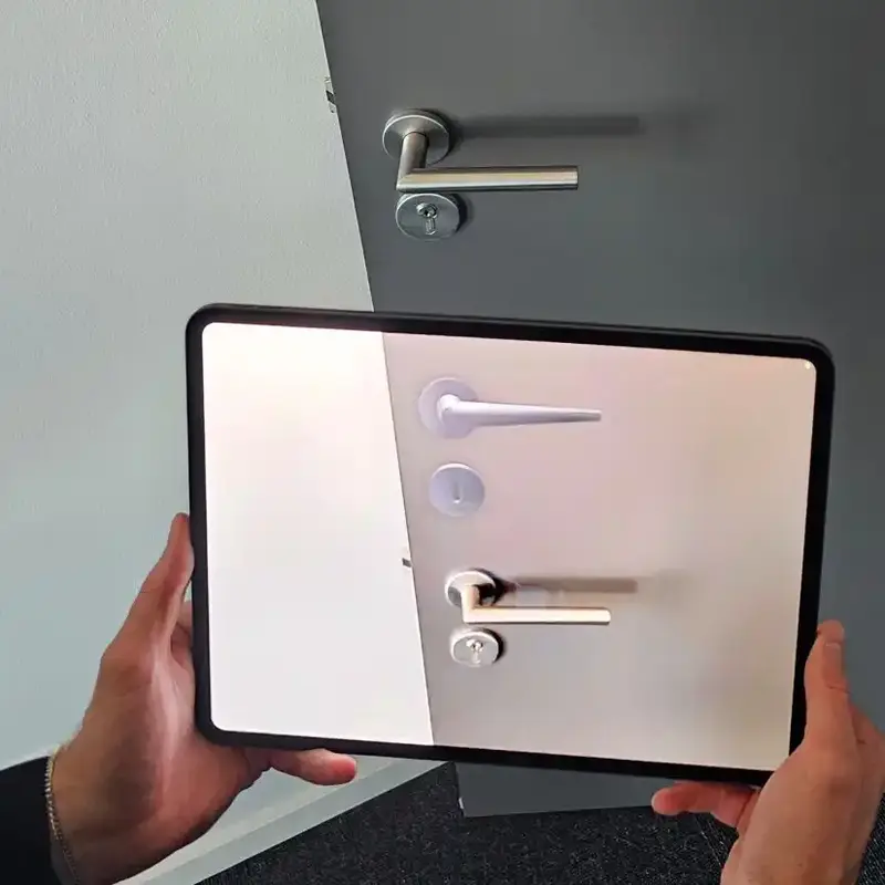 Zwei Hände halten ein Tablet, das per AR einen alternativen Türdrücker auf eine reale Tür projiziert