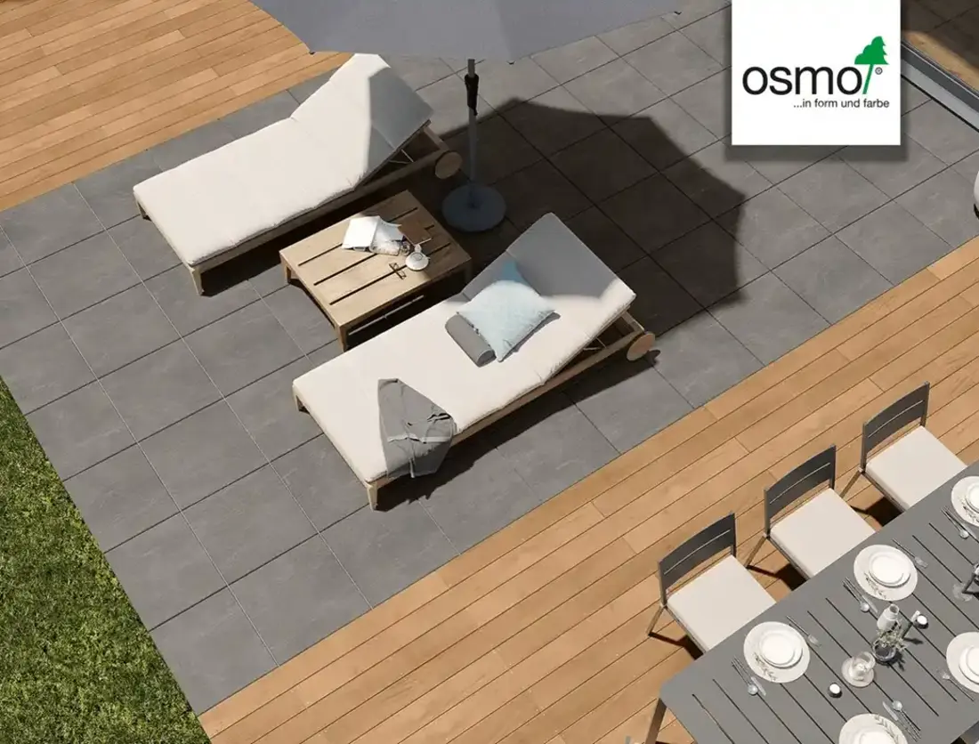 Draufsicht auf eine Terrasse mit Liegestühlen, Sonnenschirm und Esstisch, kombiniert mit Holz- und Steinbelag, mit Osmo-Logo.