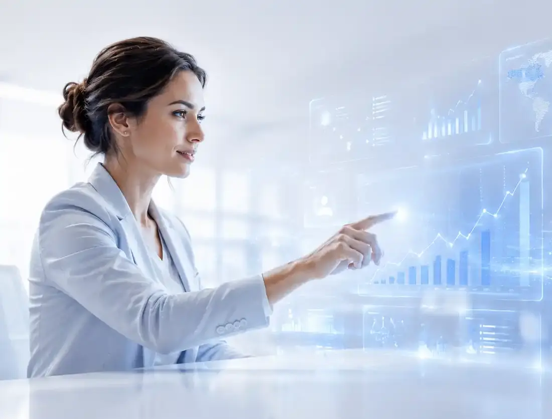 Frau im Business-Outfit zeigt auf digitale Diagramme mit steigendem Wachstumstrend – Sinnbild für datenbasierte Vertriebsentscheidungen