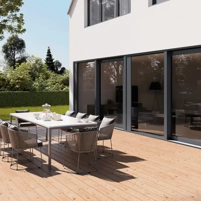 Modernes Einfamilienhaus mit großzügiger Holzterrasse und bodentiefe Fenster