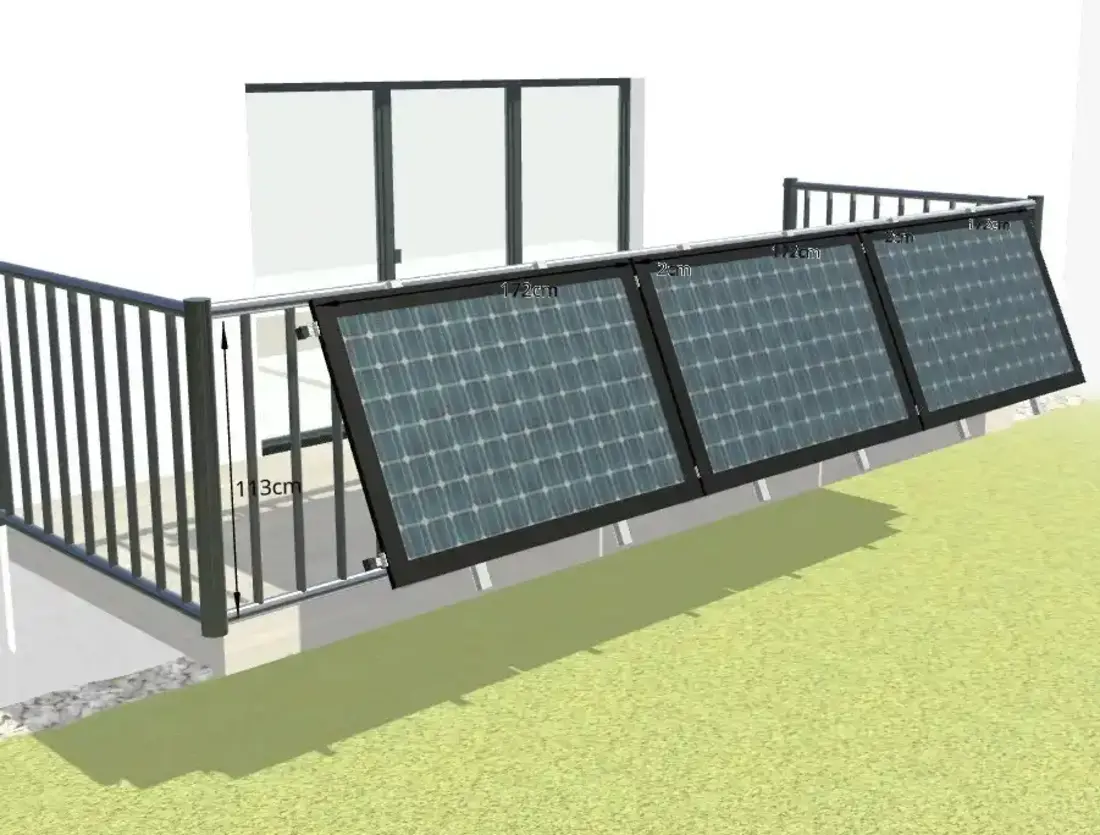 3D-Visualisierung eines Balkonkraftwerks mit drei aufgeklappten Solarmodulen an einem Metallgeländer.
